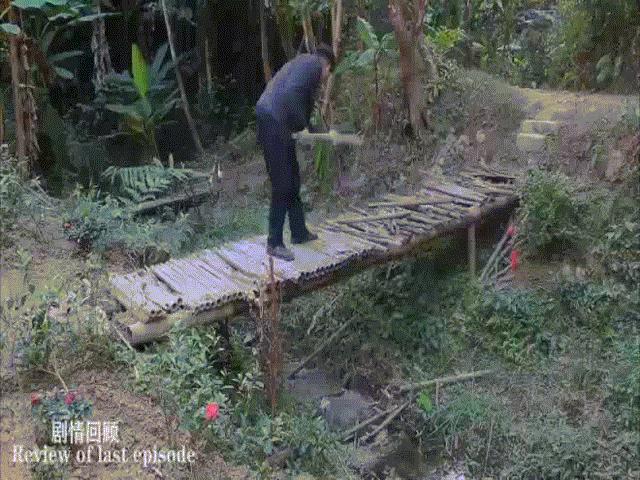 Bạn trẻ - Cuộc sống - Clip: Quá trình làm cầu không cần một cây đinh vít gây sốt