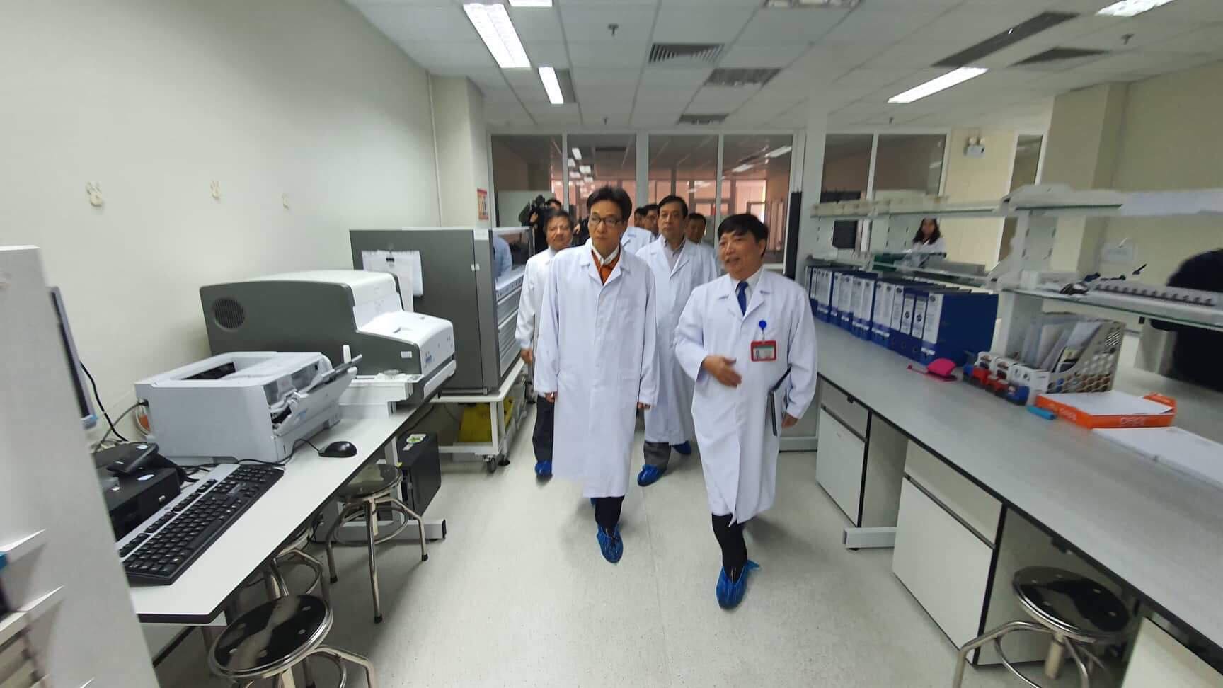 Phó Thủ tướng Vũ Đức Đam cùng Ban chỉ đạo phòng chống dịch của Bộ Y tế đã kiểm tra Bệnh viện Bệnh nhiệt đới Trung ương.