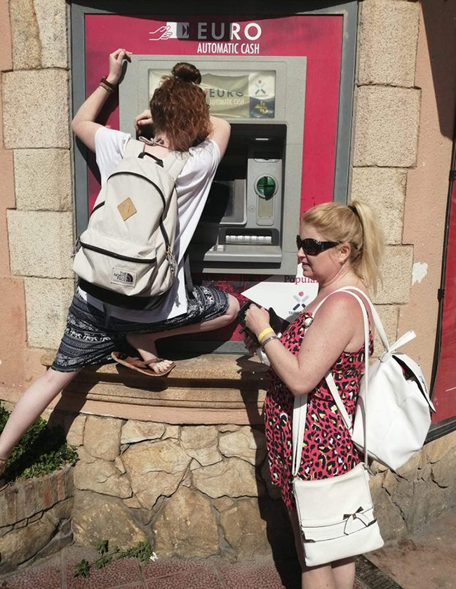 Do thiết kế cây ATM hay do chân em ngắn quá đây?