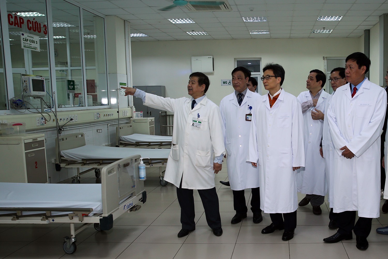 Phó Thủ tướng Vũ Đức Đam kiểm tra công tác sẵn sàng cách ly, điều trị người bị viêm hô hấp cấp do virus Corona, tại Bệnh viện Bệnh Nhiệt đới Trung ương.&nbsp;
