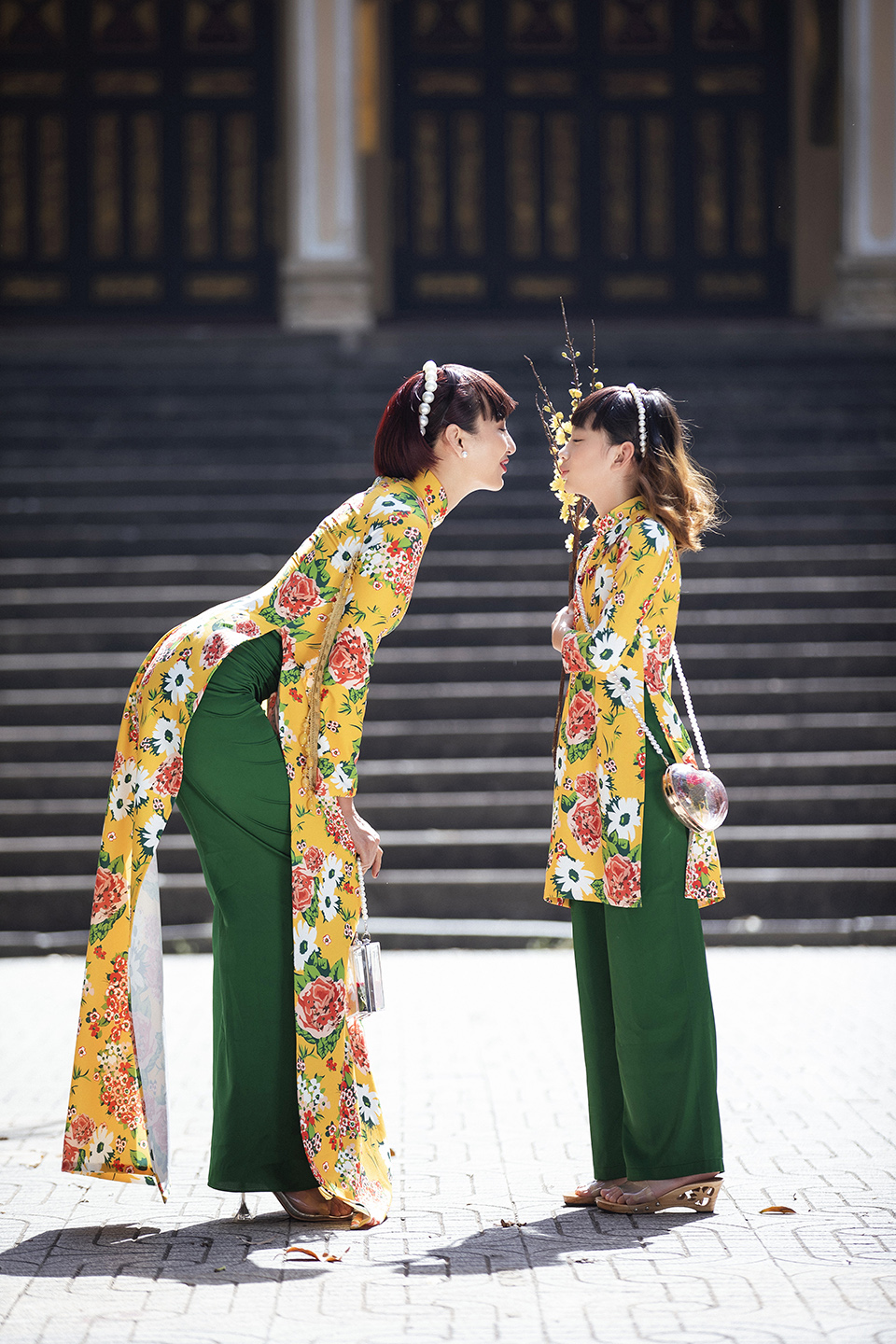 Điều thú vị là trong bộ ảnh lần này, Ngọc Diễm rủ con gái Chiko, 9 tuổi cùng làm mẫu. Dù phải dậy từ 6 giờ sáng nhưng Chiko khá thích thú khi được mẹ làm tóc. Mỹ nhân quê Khánh Hòa chủ động đùa giỡn với con gái để các khoảnh khắc thêm tự nhiên, thoải mái. Cô bé cũng nhanh chóng làm quen trước ống kính và tạo dáng khá chuyên nghiệp.