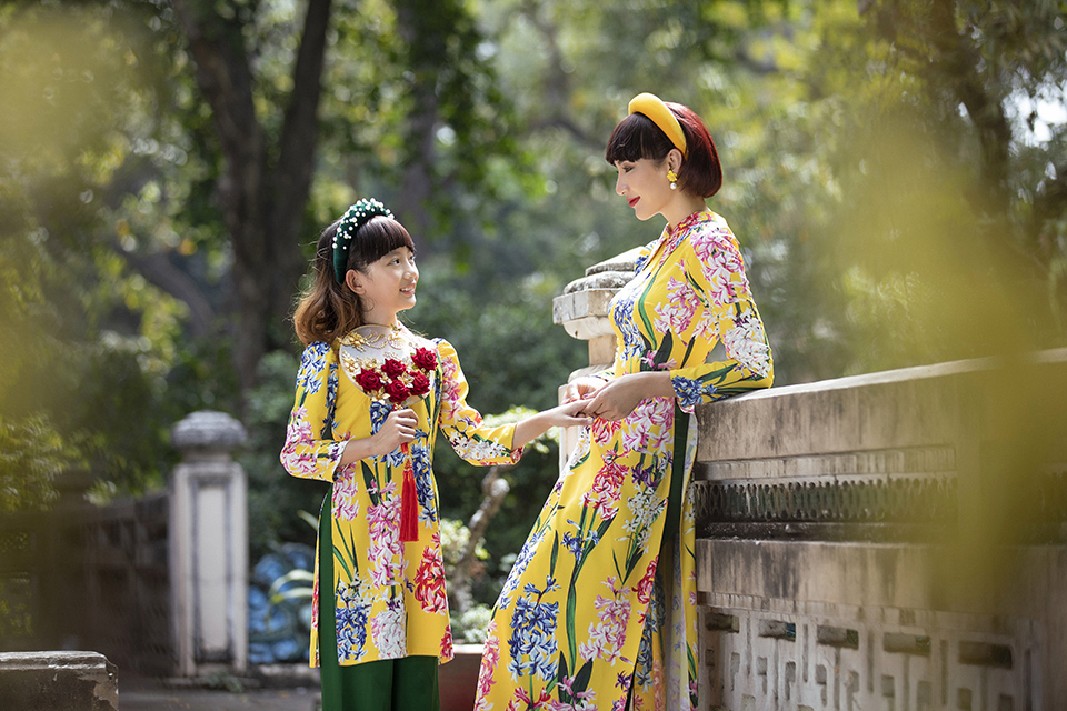 Với sắc đỏ, vàng, cam... đậm chất mùa lễ hội cuối năm, cùng những họa tiết quen thuộc như hoa lá, chim muông… đã được Đức Vincie tái hiện tinh tế qua tà áo dài truyền thống Việt Nam. Nếu trước đây, Ngọc Diễm trung thành với tóc dài không mái, uốn xoăn, thì lần này Hoa hậu du lịch Việt Nam 2008 thay đổi tóc ngắn mái ngố đầy cá tính, trẻ trung mang lại cảm giác quý phái, quyền lực.