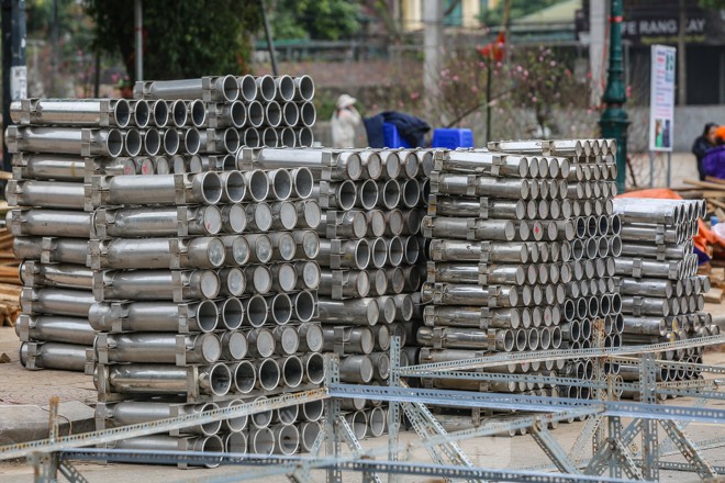 Trận địa pháo tại vườn hoa Lạc Long Quân đang được dựng lên.