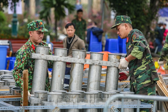 &nbsp;Đêm giao thừa năm nay, Hà Nội sẽ tổ chức bắn pháo hoa tầm cao tại 6 điểm từ 0-0h15 ngày 25/1 (1/1 Âm lịch) trong đó có Vườn hoa Lạc Long Quân (quận Tây Hồ).