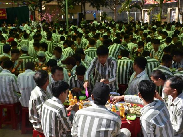 Pháp luật - Bữa cơm tất niên nghẹn ngào trong trại giam ngày giáp Tết