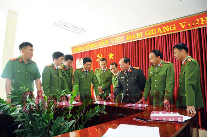 Ban chuyên án họp bàn kế hoạch phá án.