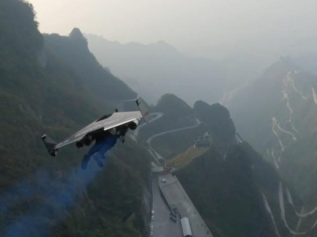 Media - "Người chim" bay lượn ngoạn mục qua danh thắng nổi tiếng bậc nhất Trung Hoa