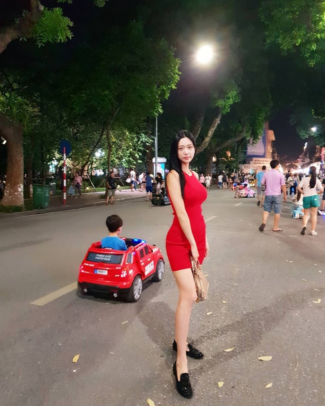 Hình ảnh người đẹp được mệnh danh là "bom sex xứ Hàn" diện váy đỏ bó sát, thả dáng gợi cảm trên phố đi bộ khiến fan Việt không ngừng xuýt xoa ngưỡng mộ. Từ sự kiện này, Clara có thêm "cô gái Hàn nổi nhất phố đi bộ".