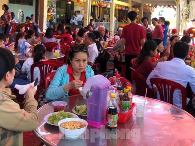 Thị trường - Tiêu dùng - Cà phê, quán ăn ở TPHCM “nhảy giá” đuổi không hết khách