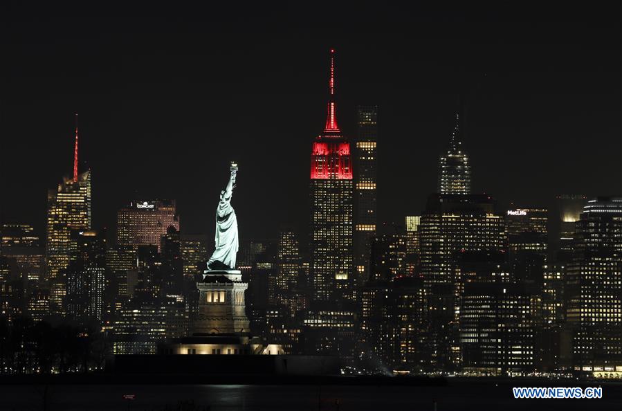 &nbsp;Phần đỉnh tòa Nhà Empire State&nbsp;tại New York, Mỹ ửng đỏ chào đón Tết âm lịch 2020 (Ảnh: Tân Hoa Xã)&nbsp;
