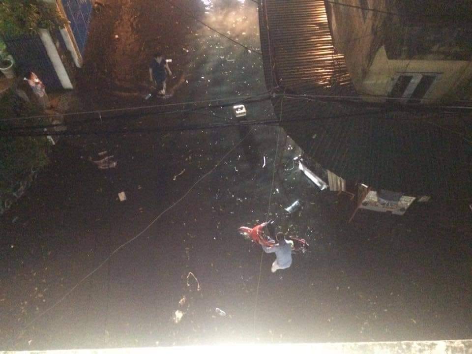 Cơn mưa lớn xối xả vào tối 24/1, tức đêm 30 Tết đã khiến nhiều tuyến phố ở Hà Nội bị ngập. Ảnh: Thủy HT.