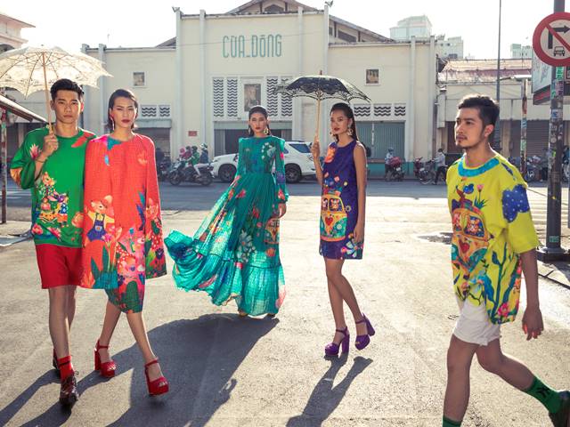 Thời trang - Đu đưa đầu năm với áo dài rực rỡ, chợ Bến Thành ngập sắc Xuân