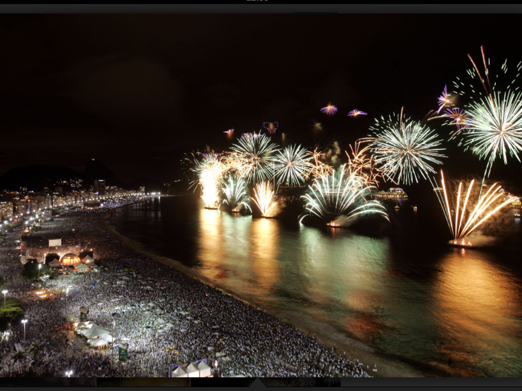 Người Brazil thường tổ chức đón năm mới tại bờ biển (ảnh: Newyears Brazil)