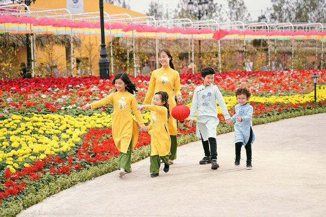 Bức tranh Tết qua tà áo dài tại Lễ hội hoa đào lớn nhất Việt Nam - 2