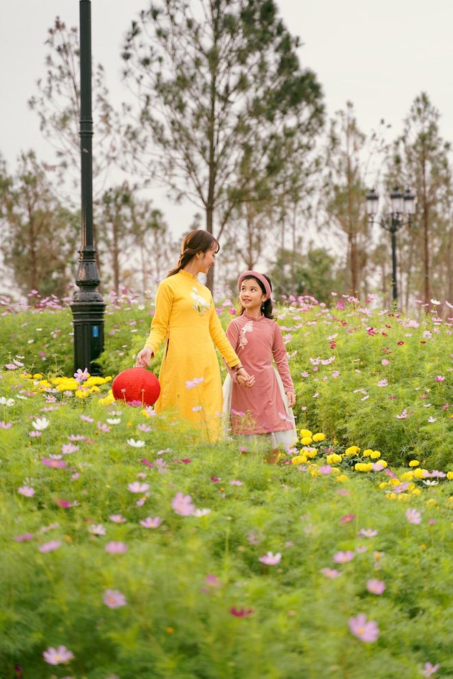 Bức tranh Tết qua tà áo dài tại Lễ hội hoa đào lớn nhất Việt Nam - 8