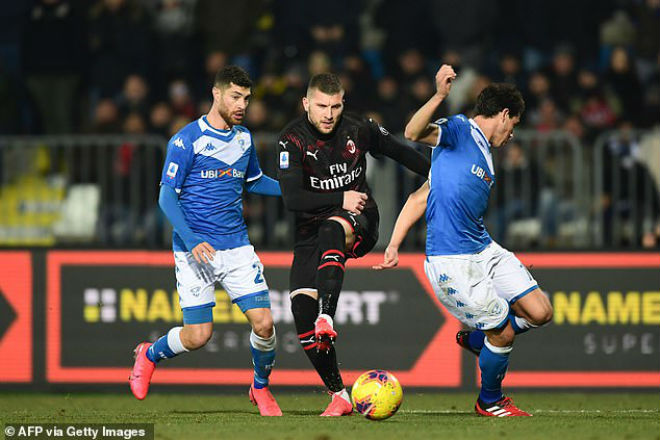 Ante Rebic (áo đen) ghi bàn thứ 3 trong 2 trận liên tiếp giúp Milan chen chân vào nhóm đội có cơ hội dự cúp châu Âu mùa sau