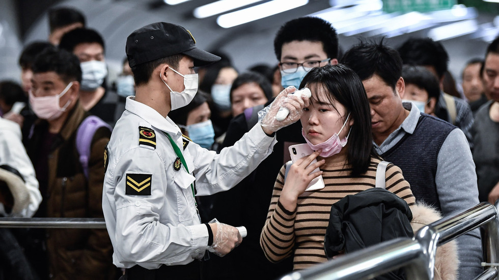 Triệu chứng dễ nhận thấy nhất của người nhiễm virus Corona là sốt cao.
