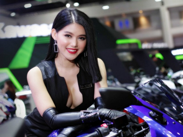 Thế giới xe - Ngất ngây dàn chân dài tràn đầy xuân sắc tạo dáng bên xế nổ