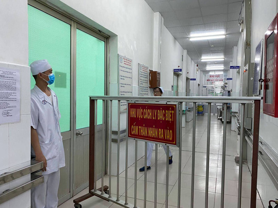 Bác sĩ trắng đêm cấp cứu cho người đàn ông sốt, khó thở vừa trở về từ Đài Loan