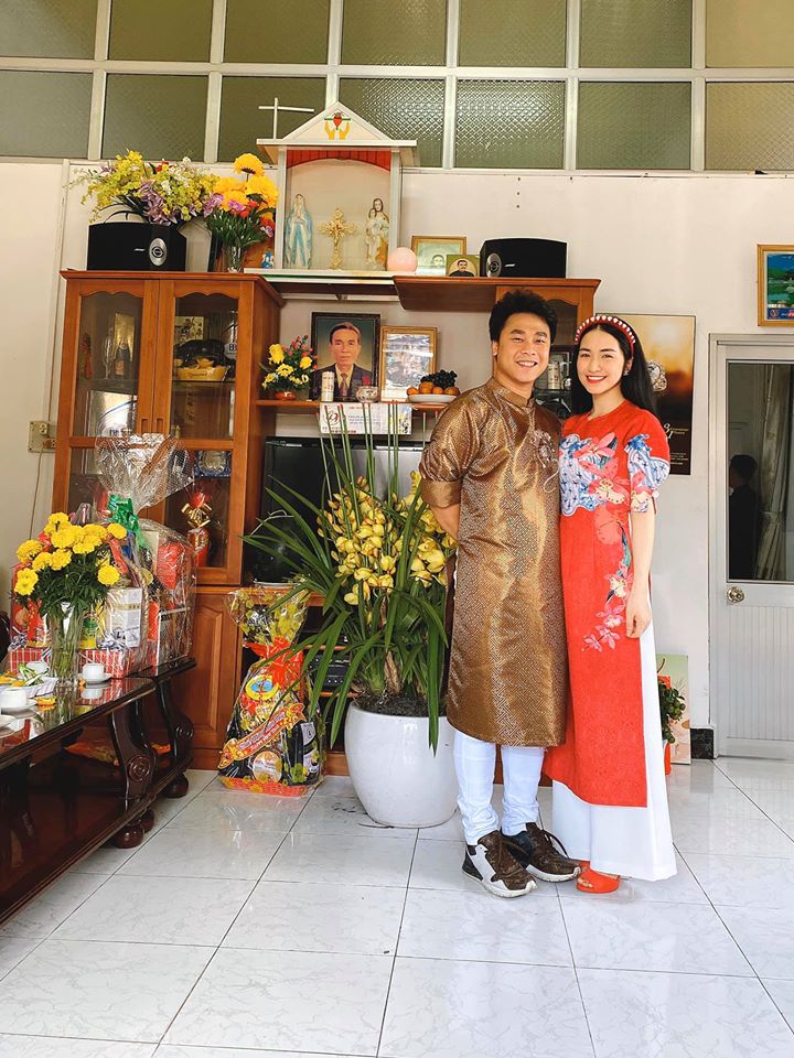 Hòa Minzy và bạn trai diện áo dài truyền thống trong ngày đầu năm.
