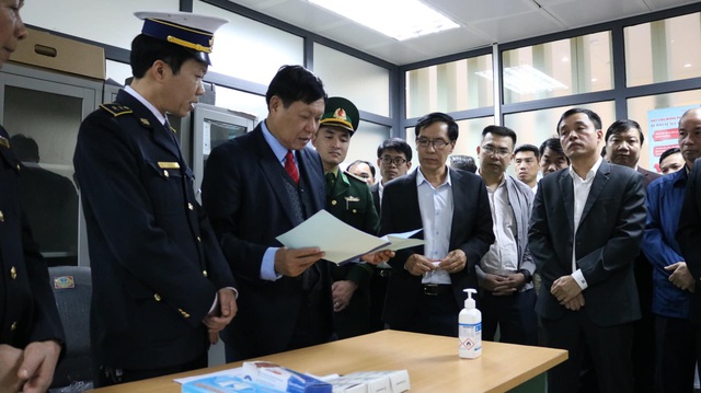 Thứ trưởng Bộ Y tế Đỗ Xuân Tuyên kiểm tra công tác phòng chống viêm đường hô hấp cấp do nCoV tại Lạng Sơn.