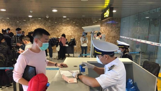 Việt Nam áp dụng tờ khai y tế đối với hành khách Trung Quốc tại sân bay Đà Nẵng.&nbsp;