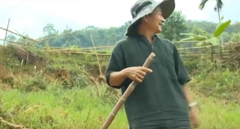 Thầy Hóa trong trang phục nông dân đi sửa đường cho học sinh