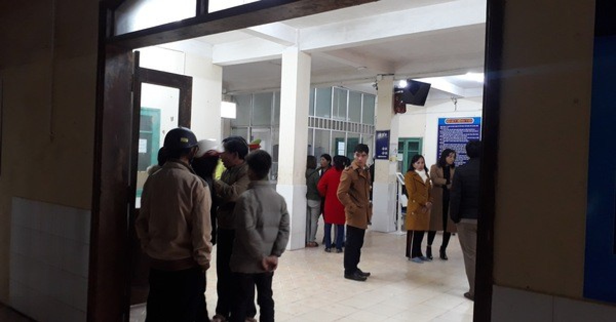 Nhiều người dân có mặt tại Trung tâm Y tế huyện Hướng Hóa , theo dõi tình trạng sức khỏe của người gặp nạn