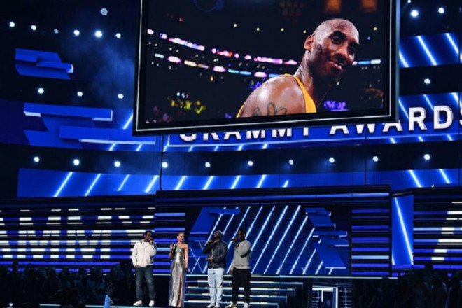 Nữ ca sĩ Alicia Keys thể hiện ca khúc “It's So Hard to Say Goodbye to Yesterday” cùng nhóm Boyz II Men, trên màn hình hiện lên hình ảnh của huyền thoại bóng rổ Kobe Bryant (Ảnh: Independent)