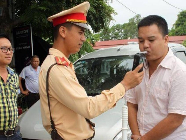 Tin tức trong ngày - Uống rượu bia lái xe, tài xế ở Hưng Yên "dính" phạt 35 triệu tối mùng 2 Tết