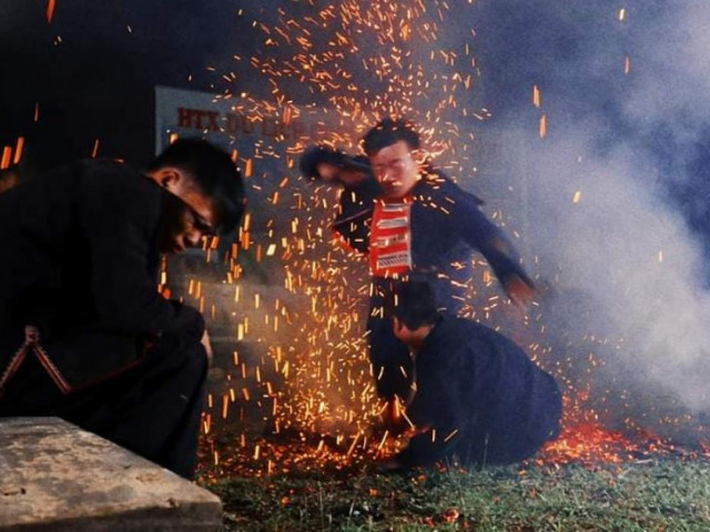 Du lịch - Sau khi niệm chú, hàng chục thanh niên chân trần nhảy vào đống lửa mà không bị bỏng