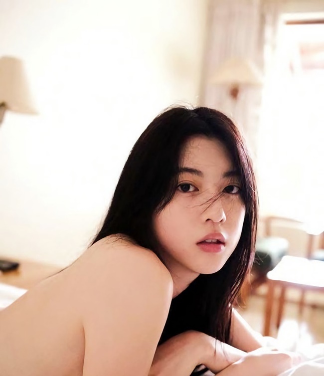 Miyoshi Ayaka nổi tiếng khắp nước Nhật nhờ vẻ ngoài mong manh, không tì vết.