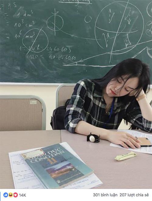 Một bạn trẻ đã đăng tải hình ảnh với dòng chú thích "Cô giáo thực tập lớp em". Bức ảnh đính kèm là cô gái đang ngả đầu lên tay, tranh thủ ngủ một lúc trong tư thế ngồi.