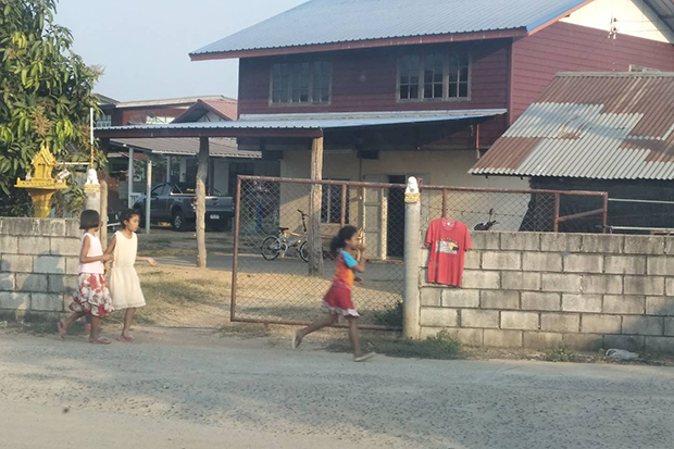 Một ngôi nhà ở làng Ban Tha Luang, huyện Phimai, tỉnh Nakhon Ratchasima, đông bắc Thái Lan, treo chiếc áo đỏ ở cổng