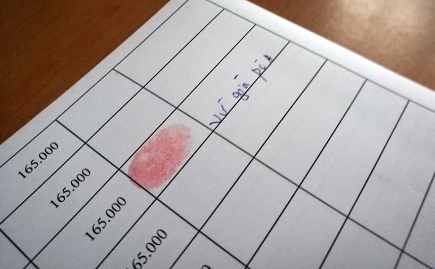  Do không biết chữ nên “thánh phượt” Vừ Già Pó nhờ người ký hộ, còn mình lấy tay điểm chỉ.