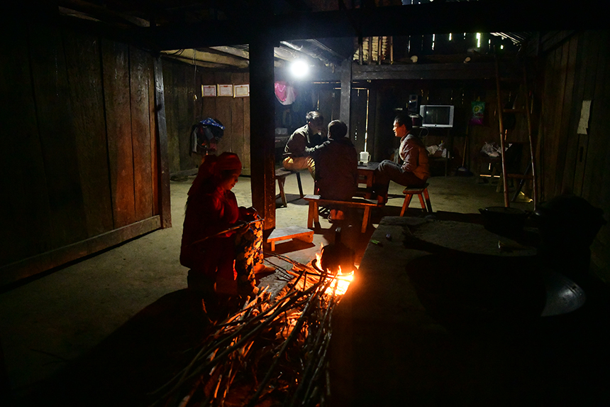  Bên trong nhà anh Pó khá tối và ít đồ dùng.