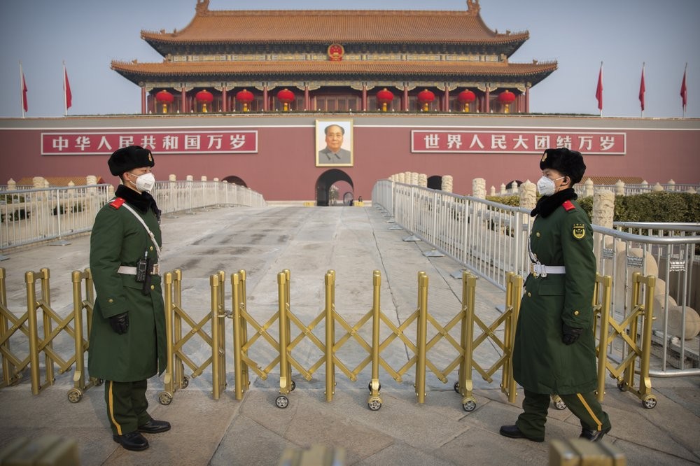 Binh sĩ Trung Quốc đeo khảu trang khi canh gác tại quảng trường Thiên An Môn.