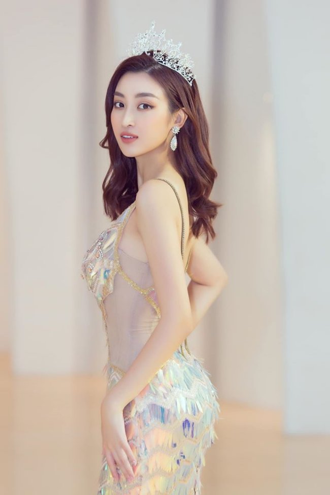 Đỗ Mỹ Linh là người kế nhiệm vương miện Hoa hậu từ Kỳ Duyên khi đăng quang Hoa hậu Việt Nam năm 2016. Thời mới đăng quang, người đẹp trung thành với phong cách nữ tính và có phần kín đáo, an toàn.