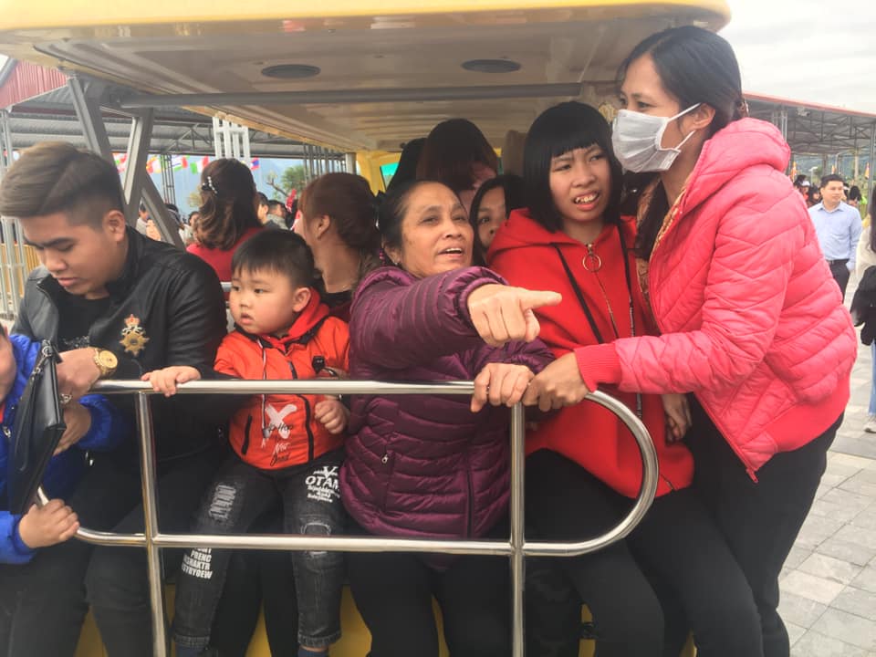 Khoảng cách từ điểm bán vé vào chùa chính khoảng 7km, nếu đi thuyền khoảng 3km. Nhiều người ví, đi chùa Tam Chúc như vào bến xe khách bởi quá lộn xộn.