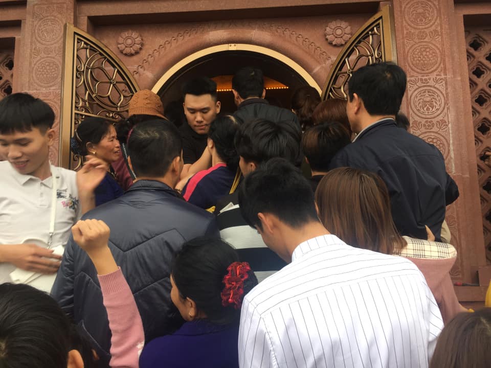 Cửa chùa Ngọc chỉ rộng khoảng 1m nhưng lượng người chen vào cùng lúc quá đông khiến cửa chùa kín mít người.