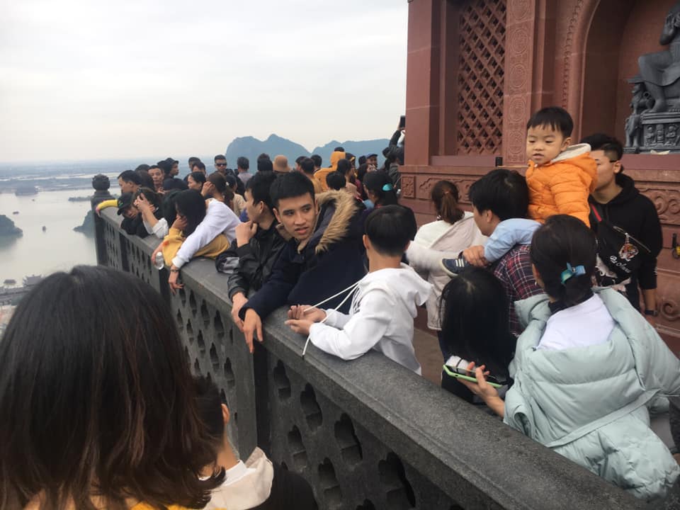 Khuôn viên chùa Ngọc nhỏ nên người dân phải chờ đợi đến lượt vào bên trong cúng, lễ.