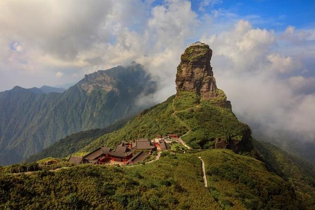 Ngôi chùa kỳ bí nằm trên ngọn núi cao 2000 mét, quanh năm được bao phủ bởi mây - 1