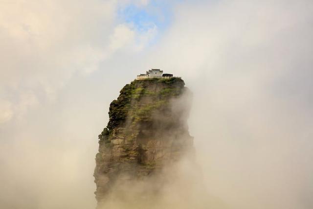 Ngôi chùa kỳ bí nằm trên ngọn núi cao 2000 mét, quanh năm được bao phủ bởi mây - 5