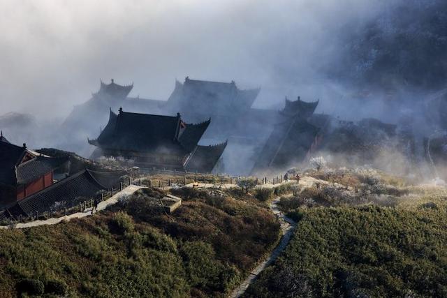 Ngôi chùa kỳ bí nằm trên ngọn núi cao 2000 mét, quanh năm được bao phủ bởi mây - 6