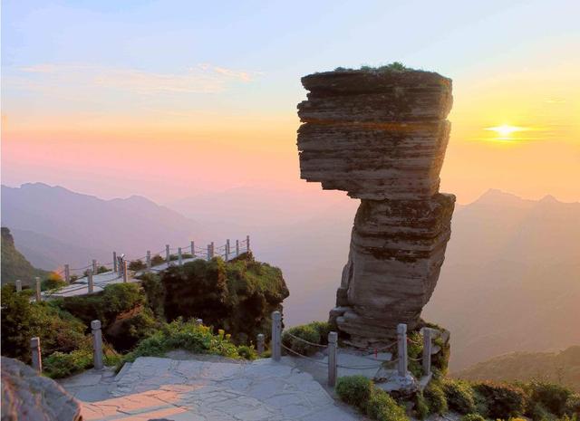 Ngôi chùa kỳ bí nằm trên ngọn núi cao 2000 mét, quanh năm được bao phủ bởi mây - 7