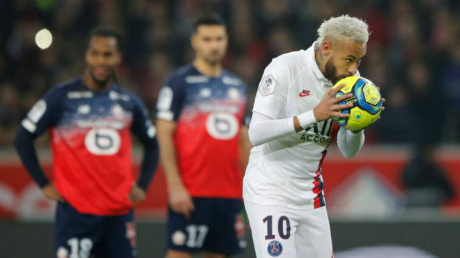 Neymar thực hiện trọng trách đá phạt đền cho PSG khi làm khách của Lille