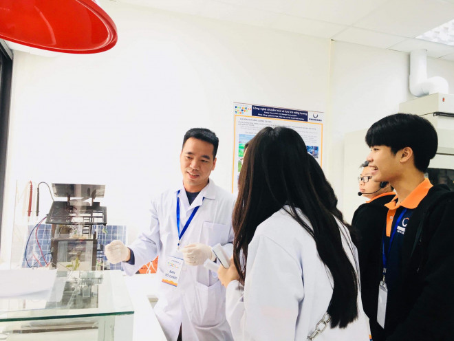 TS Đào Văn Dương hướng dẫn sinh viên tại ĐH Phenikka