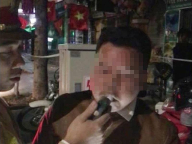 Tin tức trong ngày - Bị thổi nồng độ cồn, tài xế ký loằng ngoằng vào biên bản