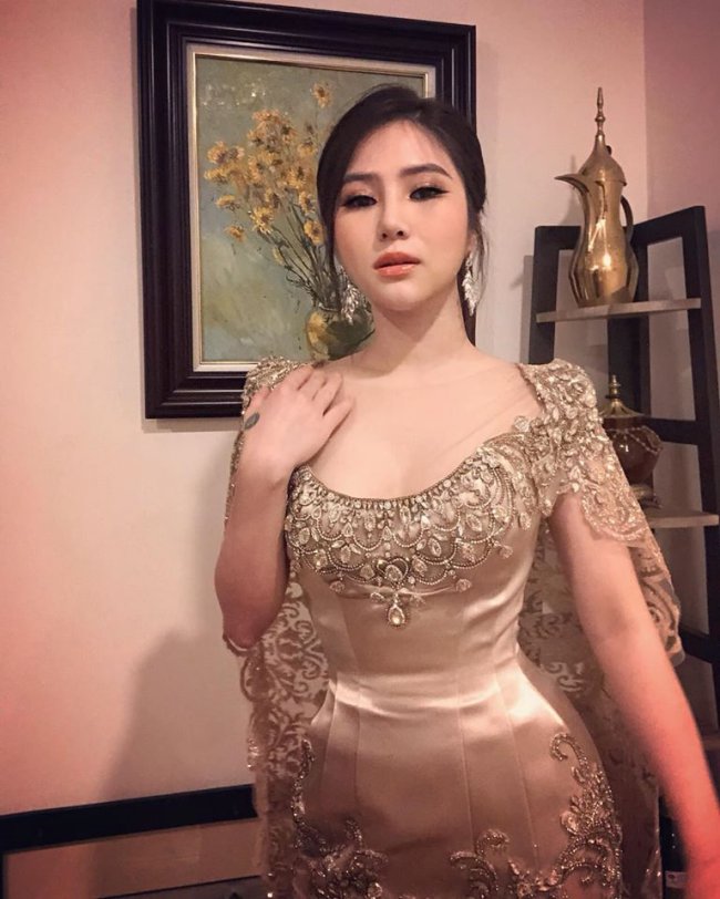Sau lần chịu án phạt, Hương Tràm có vẻ đã cẩn trọng hơn trong cách lựa chọn trang phục biểu diễn nhưng cô vẫn theo đuổi hình ảnh sexy, gợi cảm.