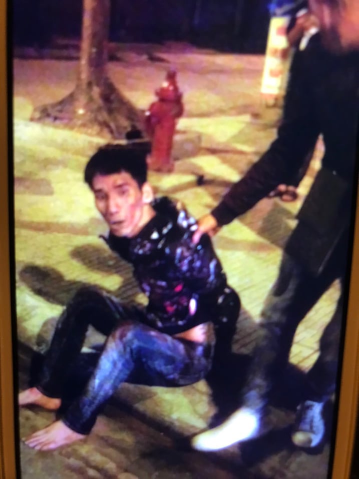 Đối tượng tấn công chị V. bị khống chế, bắt giữ ngay tại hiện trường.